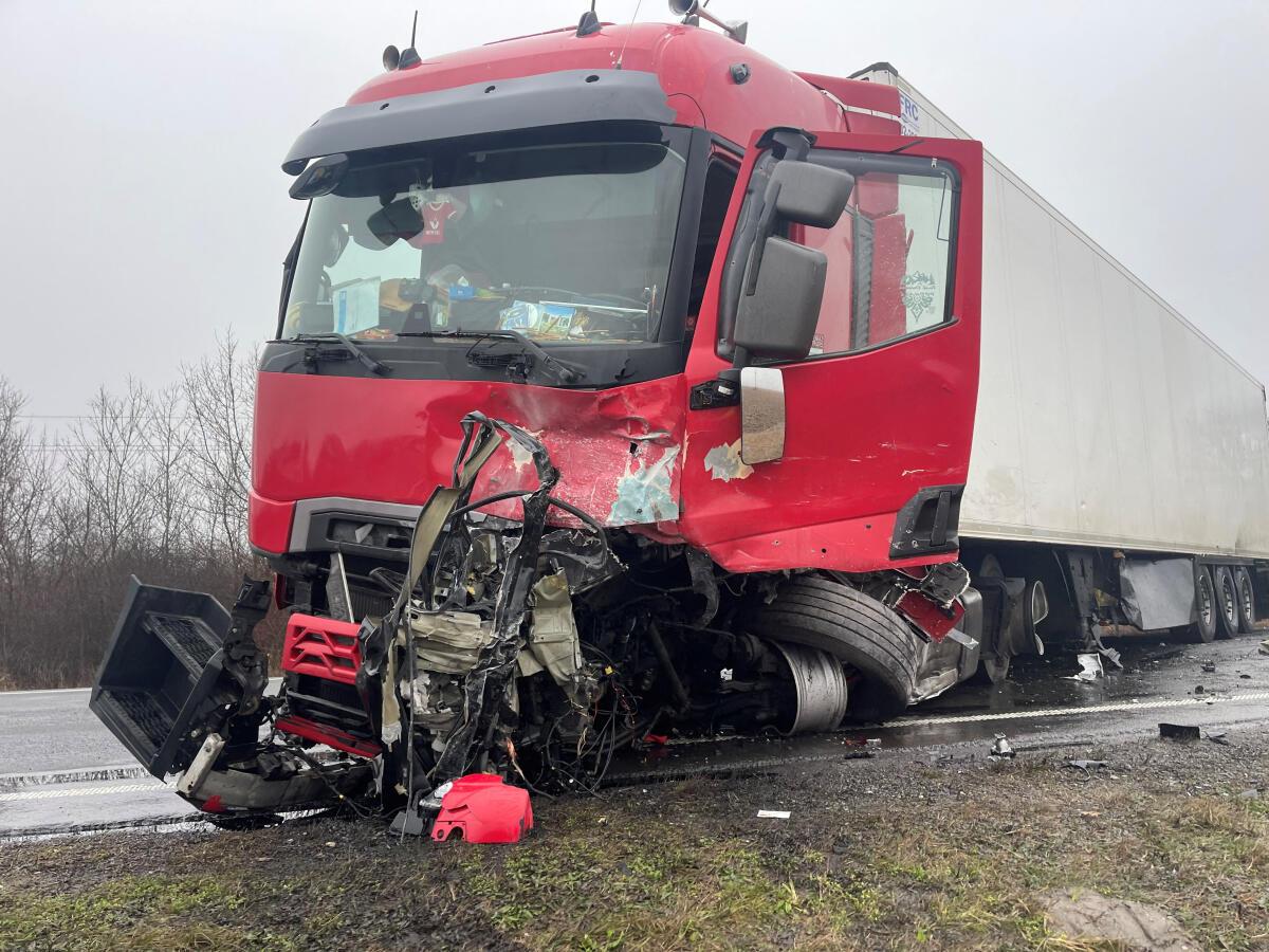 Chiếc xe tải gặp tai nạn trên đường với một chiếc xe buýt nhỏ chở cổ động viên PAOK của Hy Lạp vẫn nằm trên đường tại hiện trường gần Lugoj, Romania. 